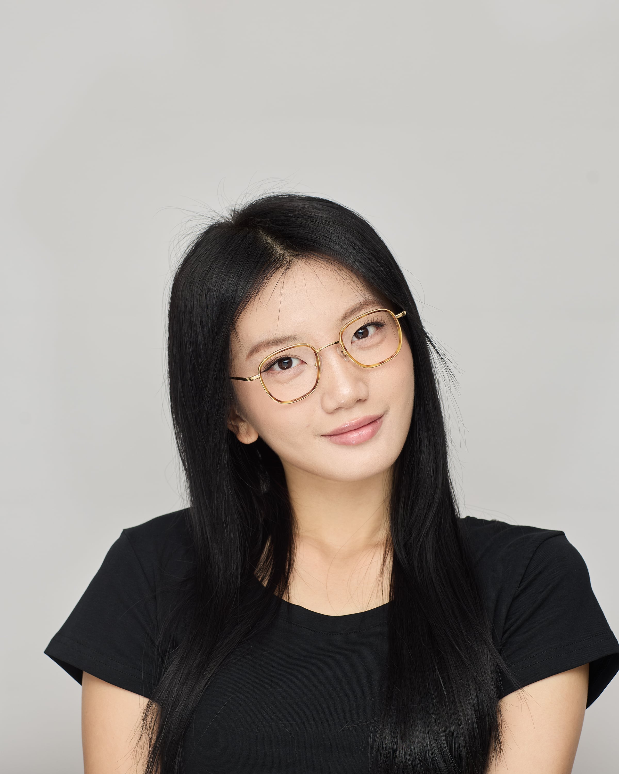 Lareina wearing the Wells frame in Yellow Gold